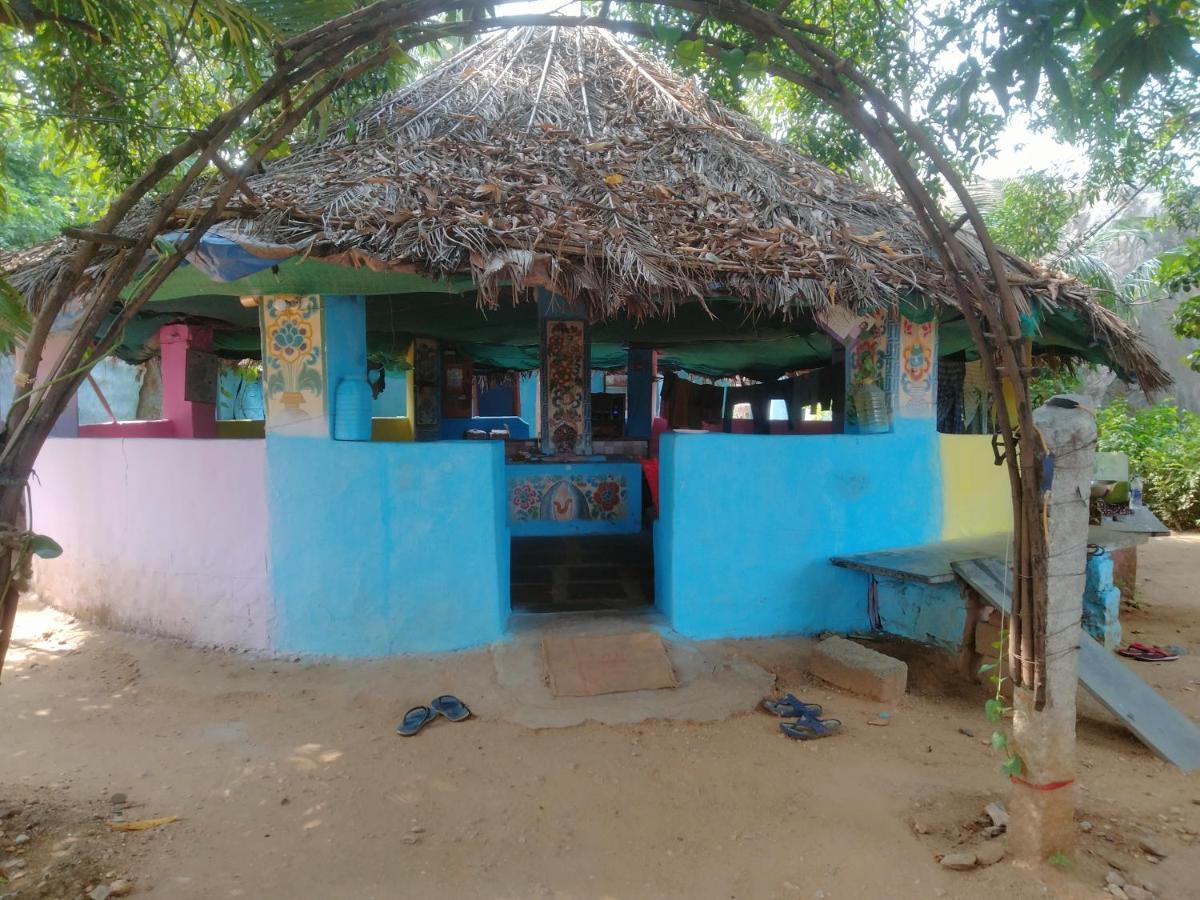 Goldengarden Cottages Hampi Bagian luar foto