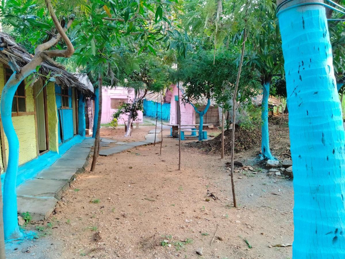 Goldengarden Cottages Hampi Bagian luar foto