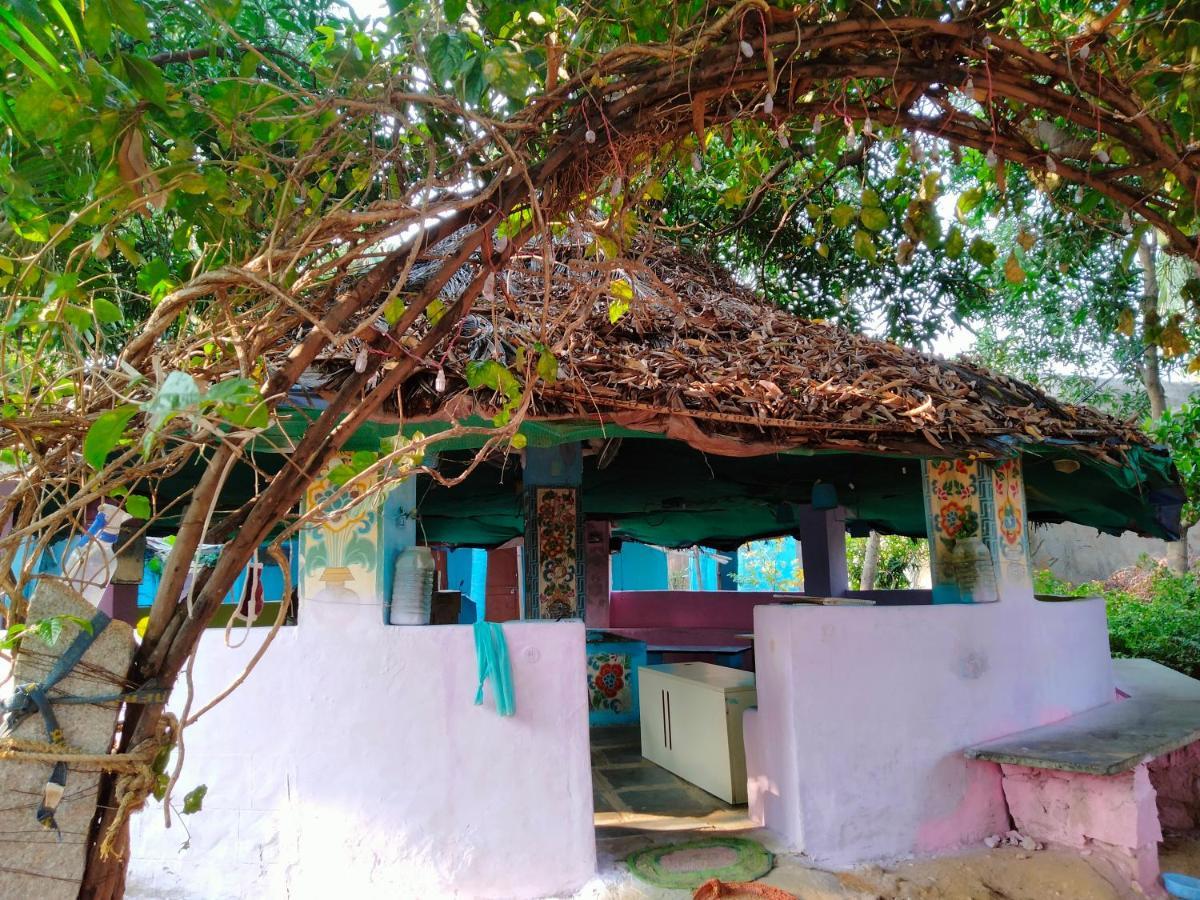 Goldengarden Cottages Hampi Bagian luar foto