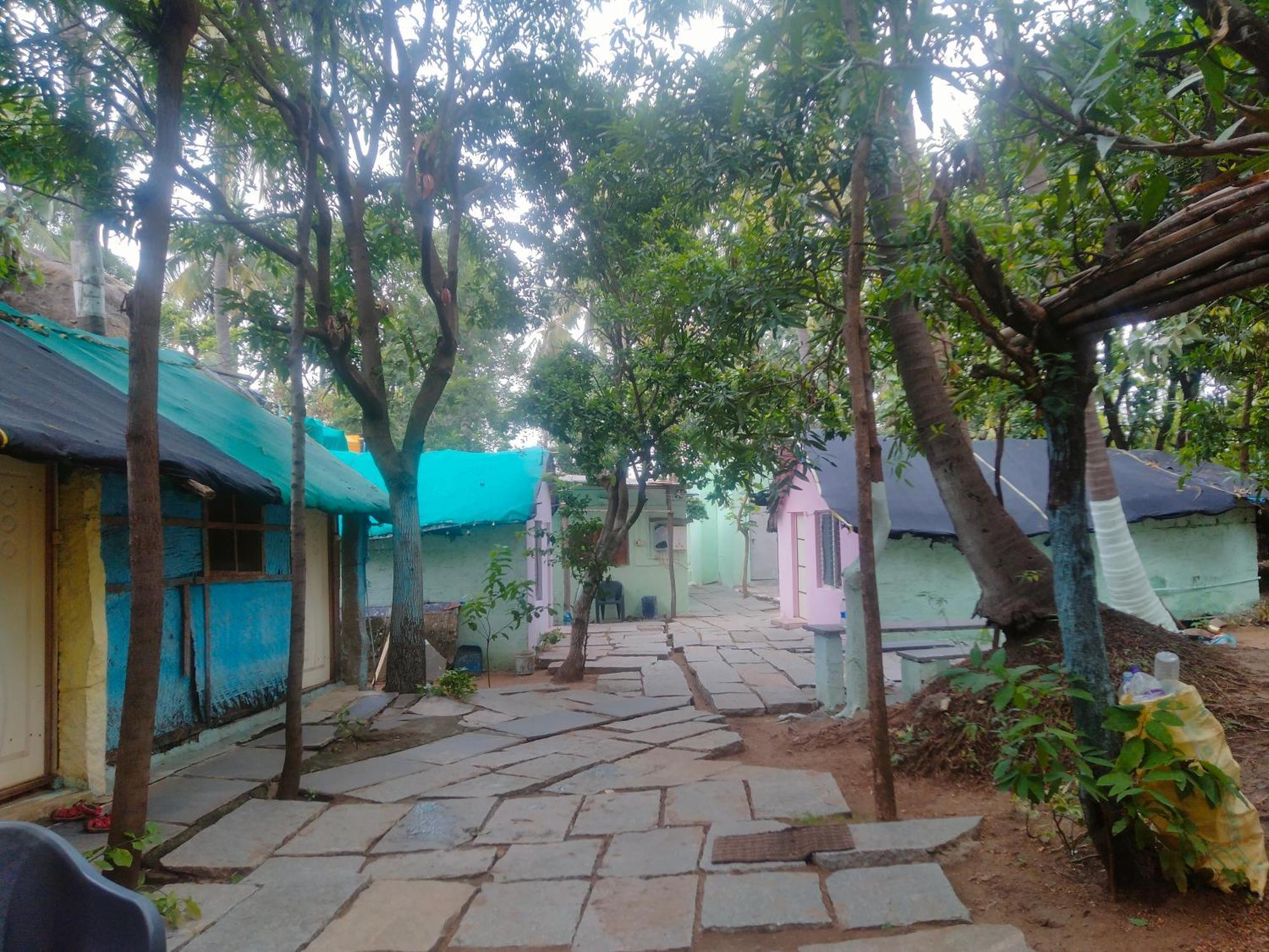 Goldengarden Cottages Hampi Bagian luar foto